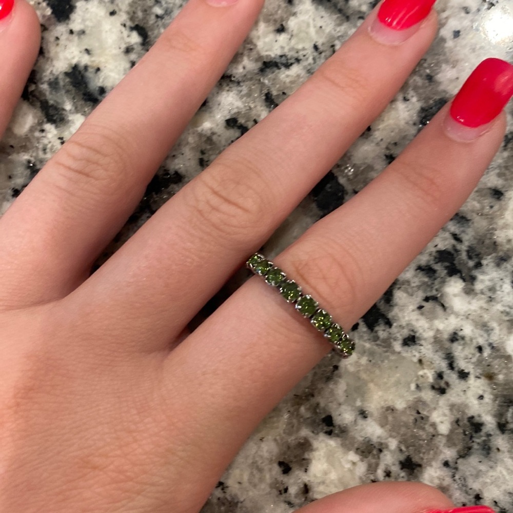 Stretch emerald green gem ring